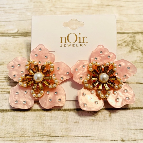 Mother Of Pearl Flower Earrings Light Pink/Gold - Picture 3 of 8